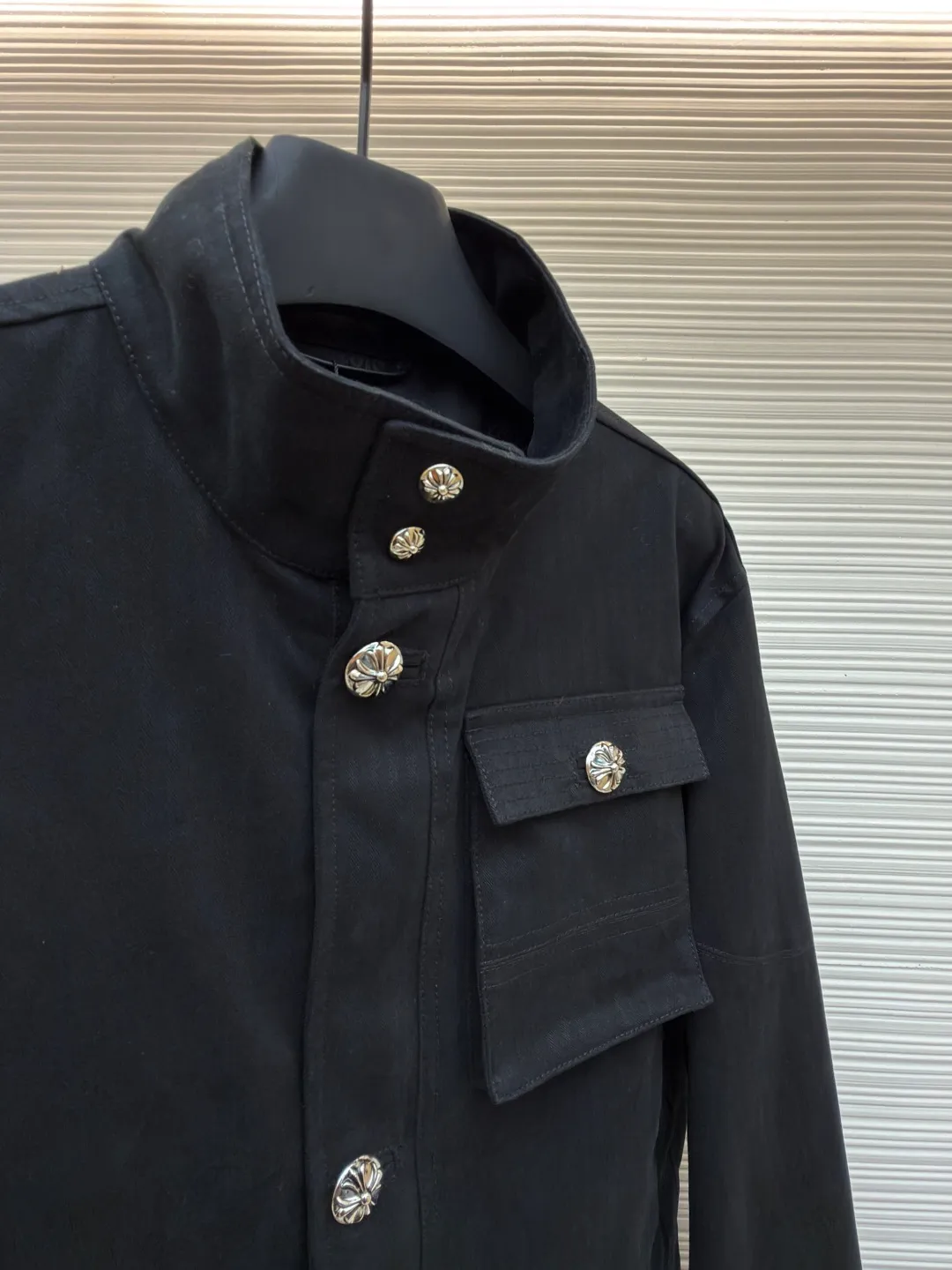Chrome Hearts M65 work jacket ●Item number: 1682245-D90 ●Fabric: cotton fabric ●Technology: herringbone brushed production ●Color: black ●Version: loose fit ●Weight: about 1300 grams ●Size: S-M-L ●Description: Purchased from the original national specialty brand No. 51800. The custom-woven fabric is made of herringbone brushed 320g cotton material. It is matched with garment dyeing + dirty washing + distressing process. (minimum quantity 2000 meters). Customized jacquard lining. Add soft water washing. Customized 8# placket double-ended zipper. Customized 8# waist pocket zipper. Customized 5# Inner pocket zipper. Customized 20mm I-shaped buckle. Customized 25mm I-shaped buckle. Customized 15mm four-in-one buckle. Customized placket four-in-one concealed button. Customized genuine leather trademark. Size. Produced by a large factory, it is very test of workmanship. Full of street feel. Compare workmanship details to counters. Instant sale of the market version. The overall wiring is straight and delicate, the fabric is comfortable and soft, and the color is consistent without color difference. It can be matched with the same style to create a fashionable look and control various occasions. Customized accessories, complete with three standards, same style for men and women!